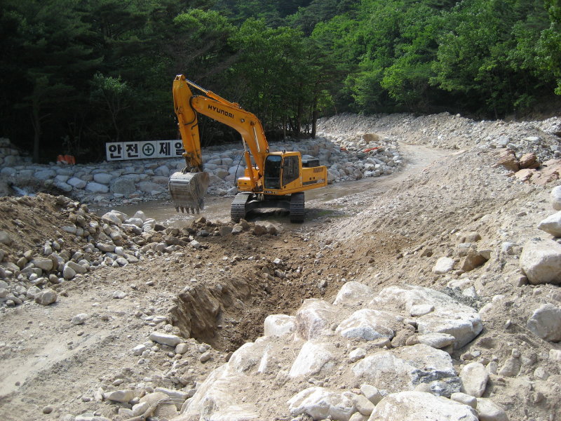 Photo 4 - Osaek Creek Construction Work 2007_06_23 - Seoraksan National Park - Korea - IMG_0344